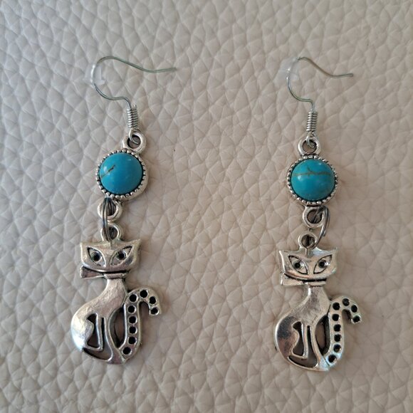 Cool Kitty Dangle Earrings Brand New - Picture 1 of 1